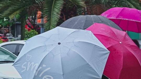 4k实拍雨中升格打伞