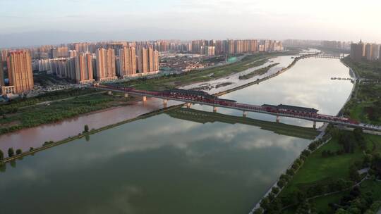陕西省咸阳市咸阳湖古渡廊桥日落航拍视频素材模板下载