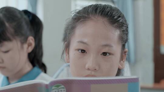 深圳小学生上课揉眼睛保护视力视频素材模板下载