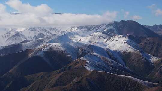 航拍晴天新疆的雪山