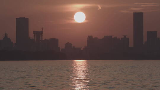 航拍武汉东湖梅园码头黄昏太阳下山延时