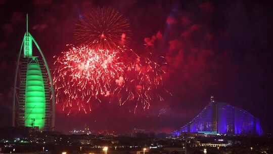 城市上空夜晚新年庆祝放烟花