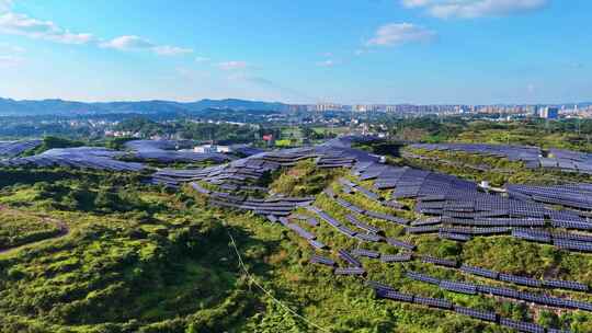 广东梅州五华县山坡上的太阳能光伏板全景