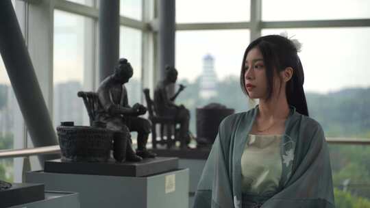 美女参观博物馆看展览女人欣赏陶瓷艺术品视频素材模板下载