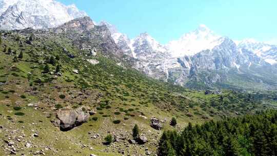 山中山脉和山谷的景色