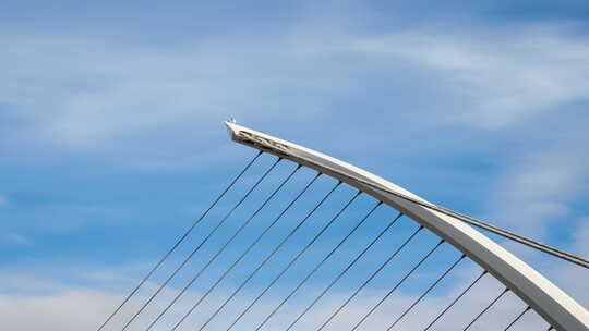 都柏林市塞缪尔·贝克特桥的时间流逝，爱尔兰天空中乌云密布。