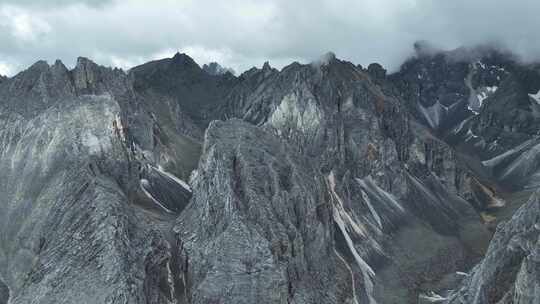 四川甘孜稻城亚丁群山风光岩石裸露没有植被