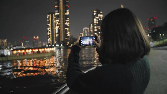 女人拿手机在拍照