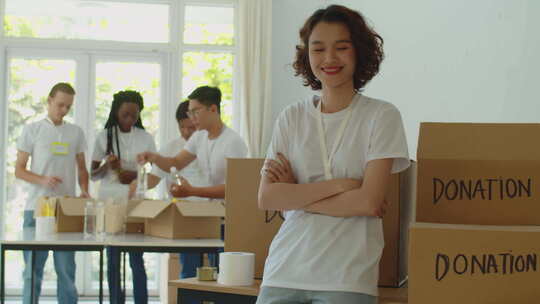 青年女学生在捐赠组织志愿服务的肖像