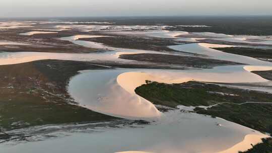 巴西杰里科阿科阿拉沿海蔓延的沙丘造成的荒漠化；空中视频素材模板下载