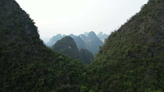 鸟瞰郁郁葱葱的绿色喀斯特山脉和丘陵，中国