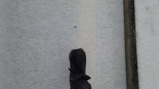 冬天第一视角踩雪一步一个脚印