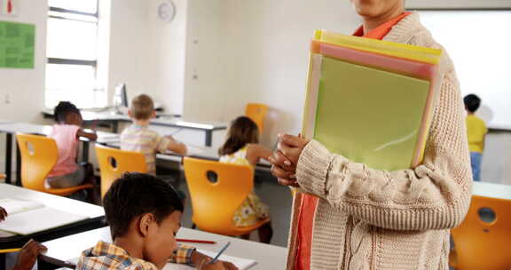 学校老师站在教室里的肖像