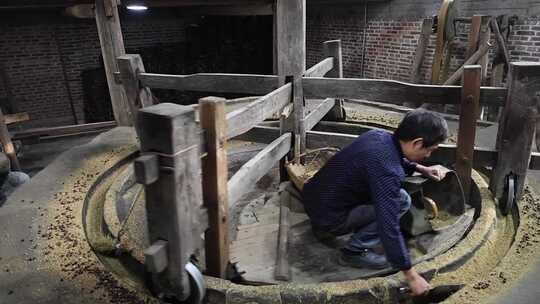 慢镜头实拍古法榨油百年油坊茶油茶籽油加工