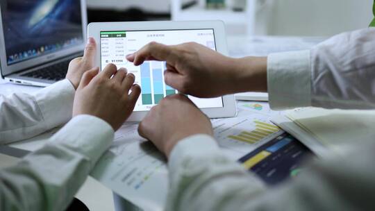 企业财务报表数据营收曲线分析