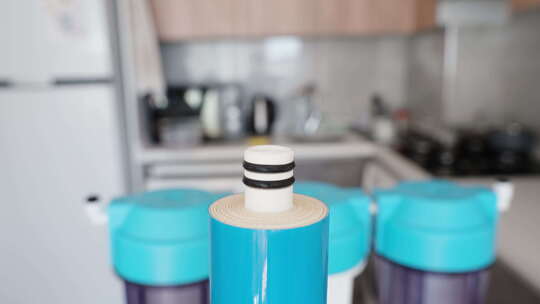家庭厨房中的蓝色反渗透水系统过滤器。滑块