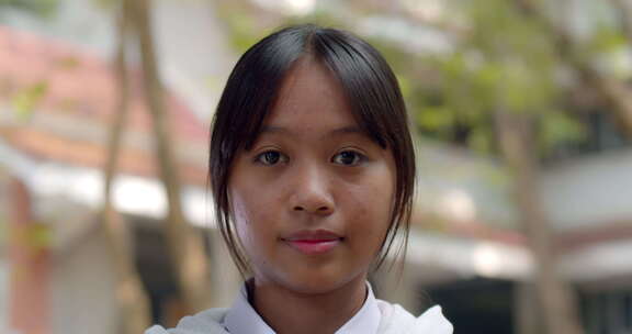 一个快乐微笑可爱的亚洲高中生女孩，短发，