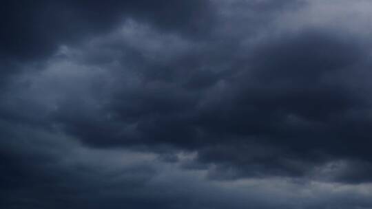 阴天乌云延时天空乌云密布暴风雨天气要下雨