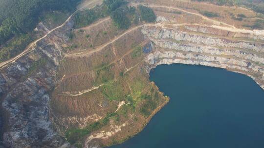 2022广州黄埔石牙顶天坑采石场湖泊天池视频素材模板下载