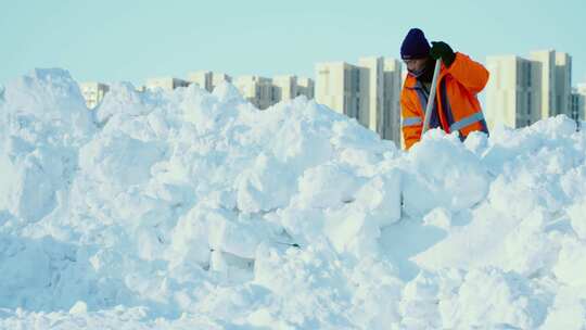 环卫工人除雪城市冬季雪后