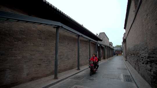 平遥古城小巷里骑车出行的人