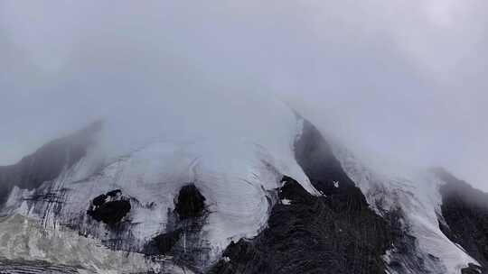 航拍云雾中的四川横断山脉乌库楚雪山风光