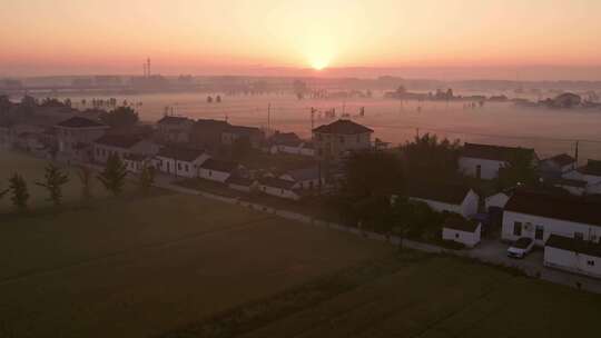 日出晨雾中航拍南方的乡村