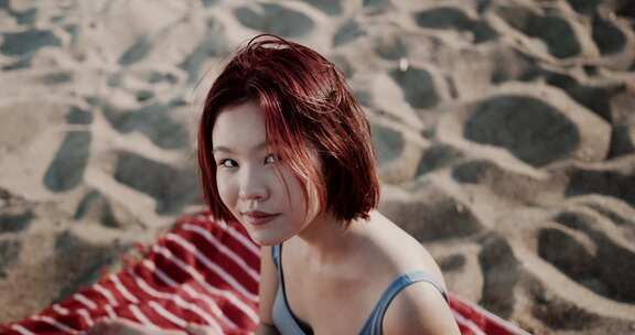 十几岁的女孩在海滩玩电子游戏