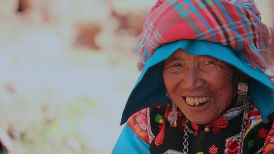 民族妇女视频云南贫困山区彝族妇女朴实笑脸