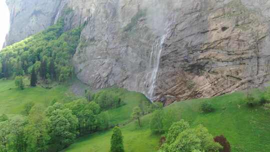 瑞士伯尔尼阿尔卑斯山劳特布伦嫩山谷的瀑布——空中拍摄视频素材模板下载