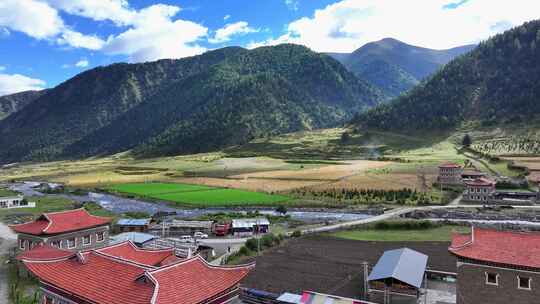 航拍川西乌库楚贡嘎山乡上埕子村田园风光