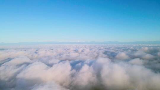 航拍飞机穿过云层