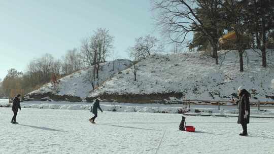 与家人一起探索神奇的冬季仙境在雪中享受无