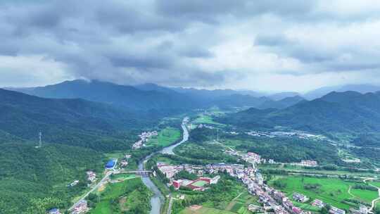 航拍农田图案与公路景观