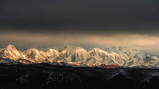 贡嘎雪山日照金山