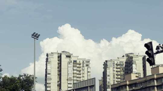 蓝天白云下的街景