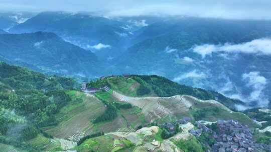 山间梯田村落俯瞰全景