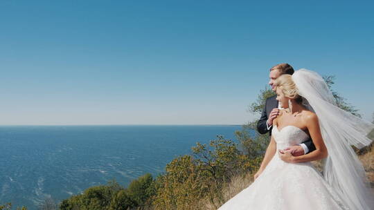 新婚夫妇在海边拍婚纱照