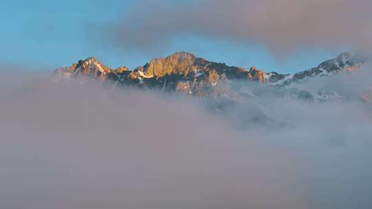 航拍新疆雪山