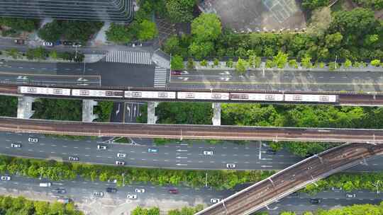 城市轨道交通穿梭于高楼之间