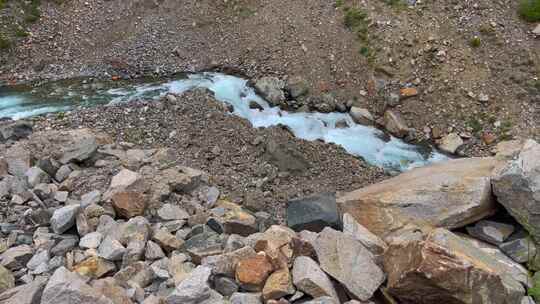 沿着通往德赛的路线穿过落基山脉的狭窄水流