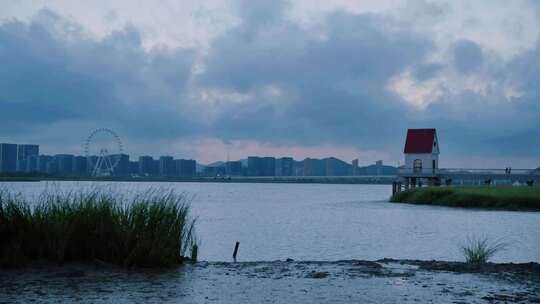 水边带红顶小屋的城市风光全景