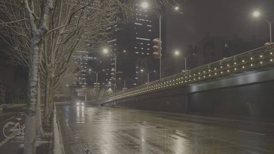 武汉疫情封城  商业区公路 汽车 雨雪天 夜