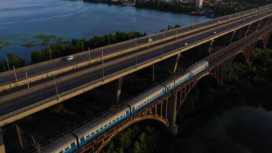 河流桥上移动火车的俯视图