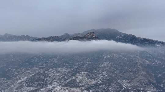 泰山腰玉绕雪山