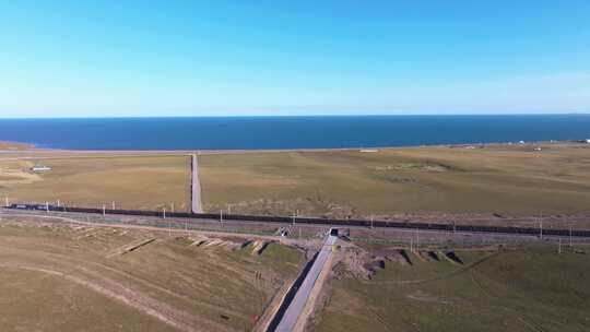 航拍青海湖断崖景区高原圣湖蓝天白云列车