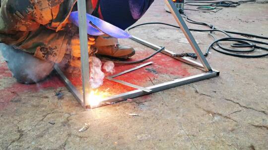 电焊工人正在作业焊条呲出亮光12
