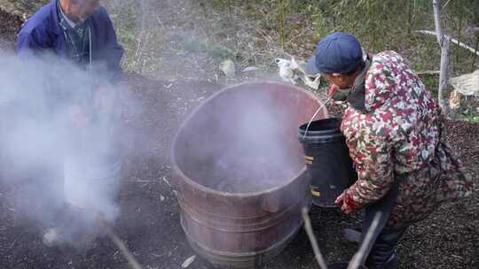 农村杀年猪烧热水