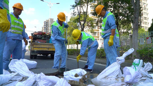 城市街头工人正在进行下水管道清淤