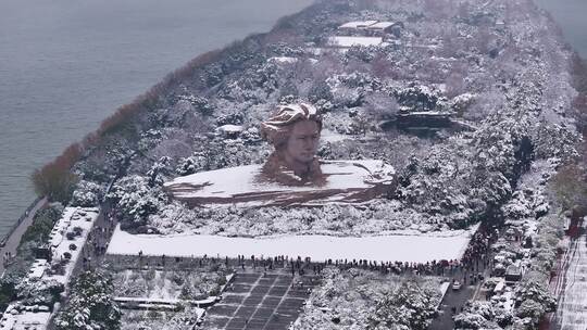 长沙橘子洲毛泽东青年雕塑罕见雪景航拍视频素材模板下载